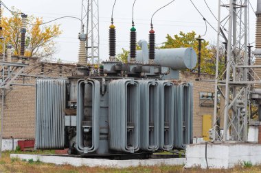 Şehir elektrik şebekesinin elektrik trafosunda yüksek gerilim trafosu. Yüksek voltajlı güç telleri.