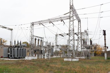 Şehir elektrik şebekesinin elektrik trafosunda yüksek gerilim trafosu. Yüksek voltajlı güç telleri.