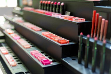 Bir butikte kozmetik sergisi, bir mağazada satışa ruj. Profesyonel makyaj için renkli ve muhteşem renkler.