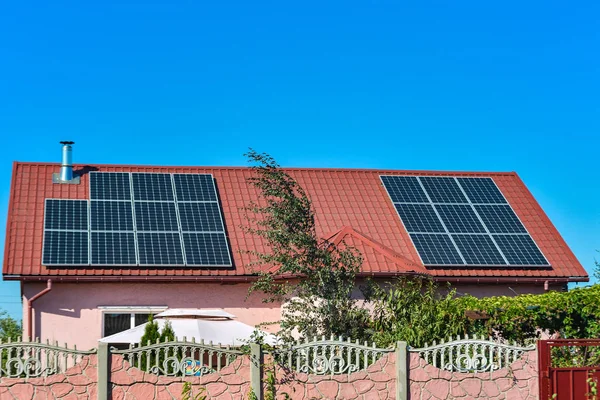 Bir kır evinin çatısında güneş panelleri, elektrik güneş enerjisi çevresel üretim.