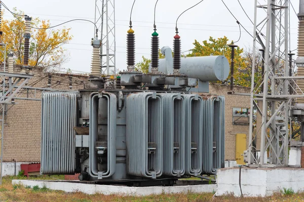 都市電力網の変電所の高電圧変圧器。高電圧の電線. — ストック写真