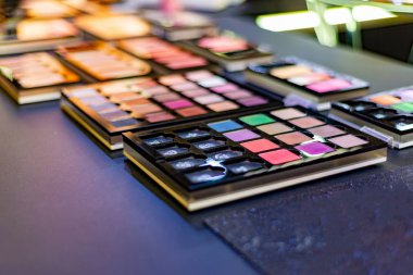 Bir butikkozmetik sergisi, bir mağazada satışa göz farı. Profesyonel makyaj için renkli ve muhteşem renkler.