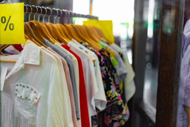 Yüksek kaliteli ve tutkulu alışveriş bir seçim sevenler için bir mağazada bir askı asılı şık ve zarif giysiler