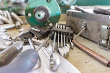 Onarım işlemi sırasında bir tamircinin fitter, open-end anahtarları ve tornavidaların çalışma aletleri bir dizi metal bir kutu bulunmaktadır.