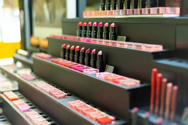 Exposición de cosméticos en una boutique, lápiz labial a la venta en una tienda. Colores coloridos y magníficos para maquillaje profesional . —  Fotos de Stock