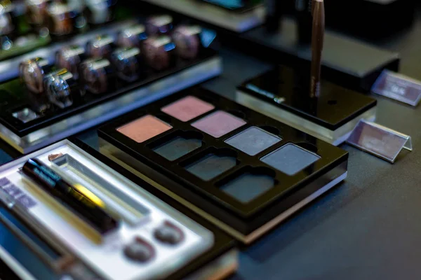 Exposición de cosméticos en una boutique, sombra de ojos a la venta en una tienda. Colores coloridos y magníficos para maquillaje profesional . —  Fotos de Stock