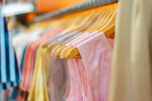 La ropa a la moda y elegante que cuelga de la percha en la tienda para los amantes de la elección de las compras de alta calidad y apasionadas — Foto de Stock