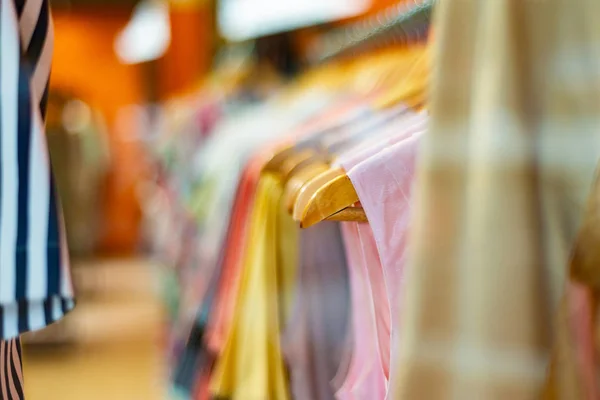 Modieuze en elegante kleren opknoping op een hanger in een winkel voor liefhebbers van een keuze van hoge kwaliteit en gepassioneerde winkelen — Stockfoto