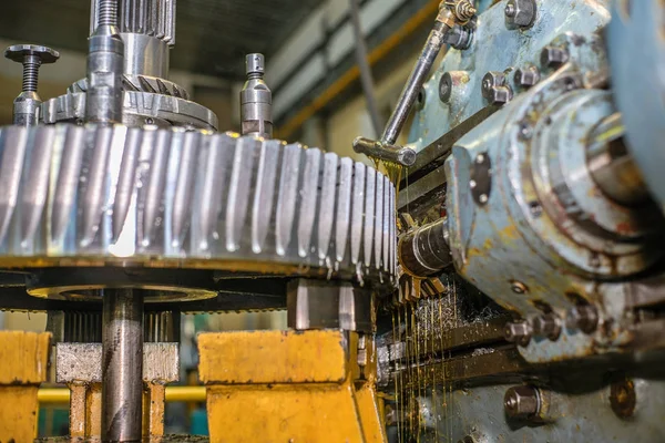 Vites kesme, dişli tekerleği dişli kesme makinesinde işleniyor. Keserek metal işleme.