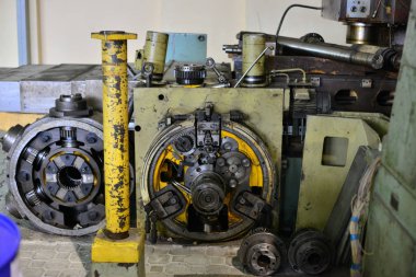 Bir cnc makinesinin sökülmüş mili. Onarım işleri için makine teçhizatının hazırlanması.