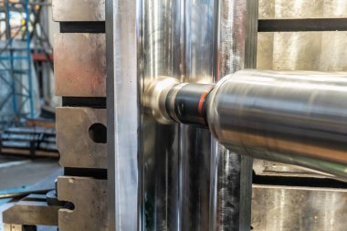 Cnc makinede hızlı kesici ile uzun erişim mili.