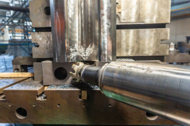 Cnc makinede hızlı kesici ile uzun erişim mili.