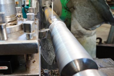 Bir torna üzerinde threading, helically vida ürünleri üretimi.