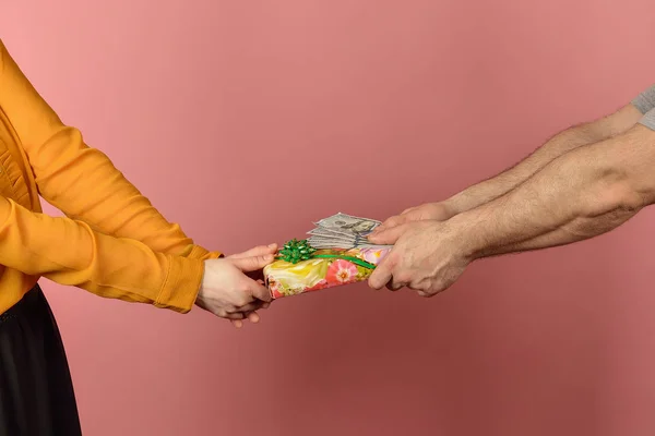 Een vrouw neemt geld van haar man en wil een geschenk ontvangen. Hebzucht op sociaal gebied. Gebrek aan fondsen voor familie conflicten. — Stockfoto