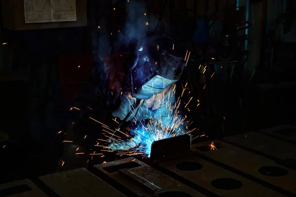 Laswerk in een werkplaats voor de vervaardiging van metalen constructies. — Stockfoto