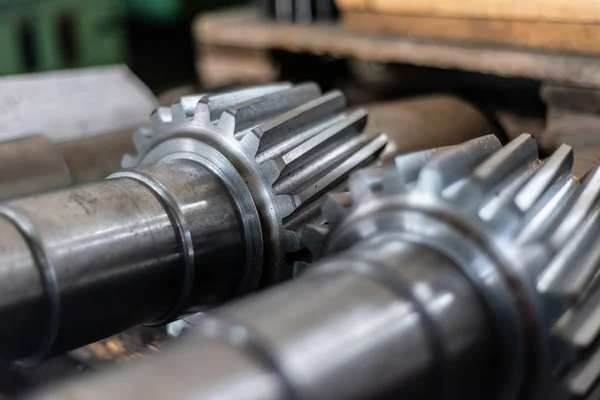 Shaft gear after milling are on the rack. — Stock Photo, Image