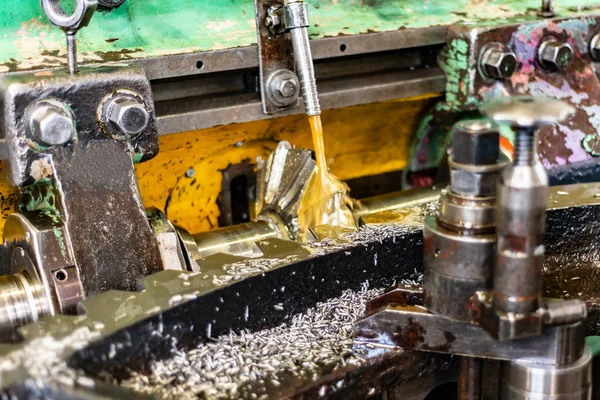 Industria mecánica, producción de corte de engranajes, fabricación de engranajes y ejes en una máquina de corte de engranajes con un cortador de fresado, refrigerado por aceite. — Foto de Stock