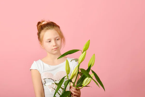 Chica de moda y glamorosa con una flor en el estudio sobre un fondo rosa . —  Fotos de Stock