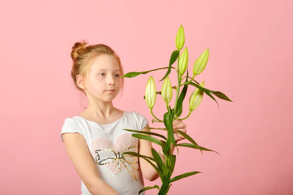 Fille à la mode et glamour avec une fleur dans le studio sur un fond rose . — Photo