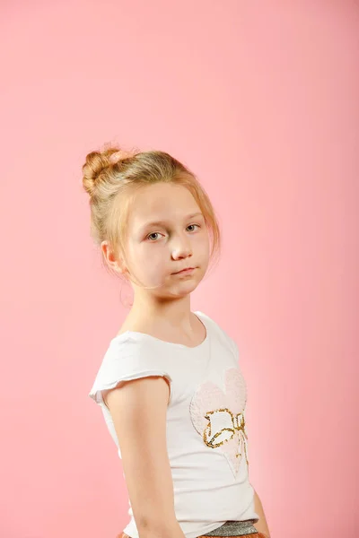 Chica de moda posando en el estudio sobre un fondo rosa . —  Fotos de Stock