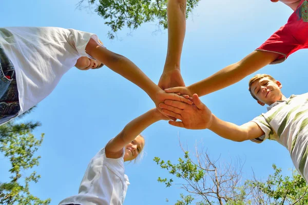 Les amis se tiennent la main ensemble, vue du bas d'un groupe de personnes mains jointes . — Photo