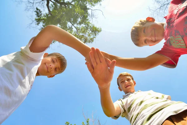 Přátelé se drží pohromadě, pohled na skupinu lidí sepjatýma rukama. — Stock fotografie