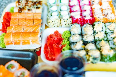 Bir restoranda suşi, Asya ulusal deniz ürünleri, Çin yemek çubukları ile balık gıda rulo bir dizi.