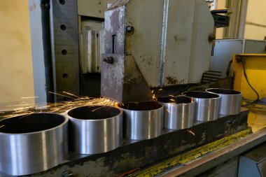 Kıvılcımlı bir makinede metalin düz taşlanması, parçaların teknolojik olarak öğütülmesi.