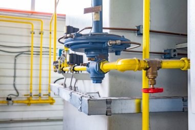 Kapalı tip gaz filtresi, sarı oksijen boruları.