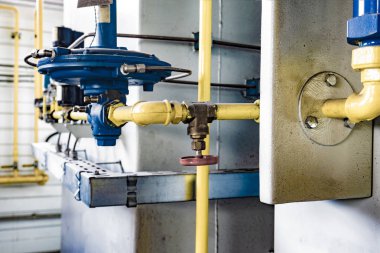 Kapalı tip gaz filtresi, sarı oksijen boruları.