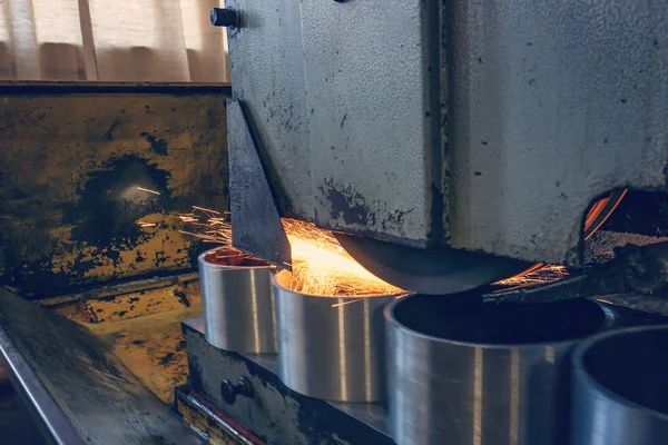 Kıvılcımlı bir makinede metalin düz taşlanması, parçaların teknolojik olarak öğütülmesi. — Stok fotoğraf