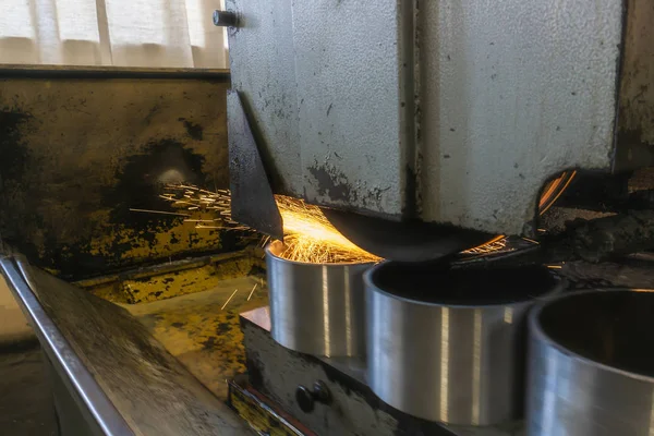 Kıvılcımlı bir makinede metalin düz taşlanması, parçaların teknolojik olarak öğütülmesi. — Stok fotoğraf