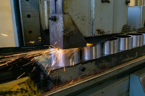 Plat slijpen van metaal op een machine met vonken, technologisch slijpen van onderdelen uitlijning. — Stockfoto