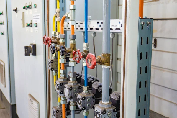 Indústria de gás, cilindros de oxigênio e tubos com válvulas — Fotografia de Stock