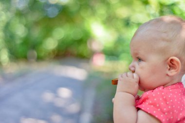 Şehrin koşuşturma dinleniyor doğada bir çocuk ile bir anne portresi.