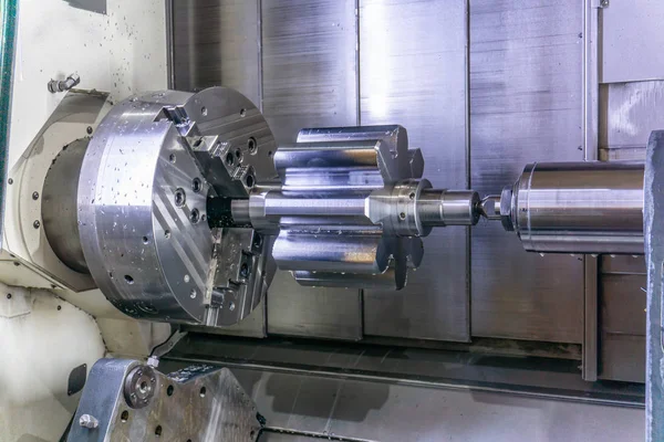 Obráběcí centrum v průmyslu, vyrábějící převodový hřídel na CNC stroji. — Stock fotografie