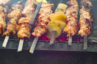 Et açık ateşte kızartılır, hafta sonu barbeküsü. Alev açık havada.