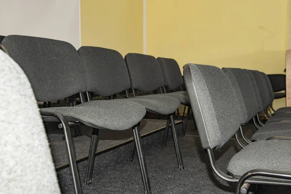 Puste krzesła w hali dla publiczności, centrum szkoleń biznesowych. — Zdjęcie stockowe