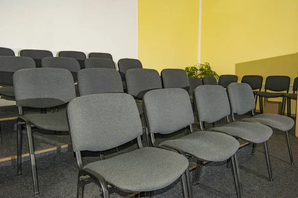 Empty chairs in the hall for the audience, business training center. — Stock Photo, Image