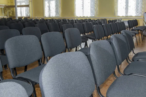 Empty chairs in the hall for the audience, business training center. — Stock Photo, Image