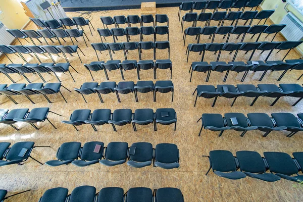 Empty chairs in the assembly hall are arranged in rows, top view — Stock Photo, Image