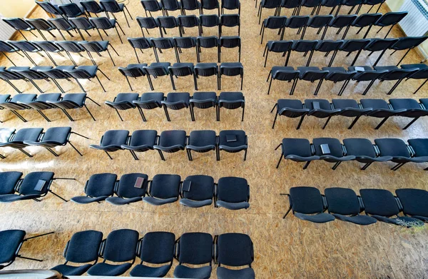 Empty chairs in the assembly hall are arranged in rows, top view — Stock Photo, Image