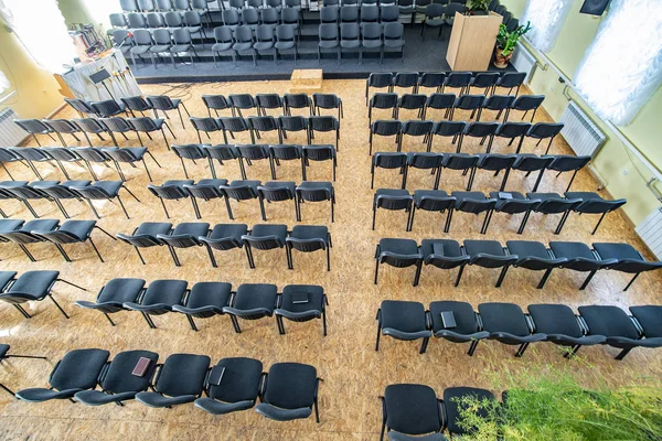 Leere Stühle in der Aula reihen sich aneinander, Draufsicht — Stockfoto