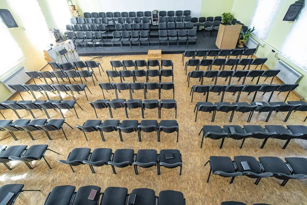 Leere Stühle in der Aula reihen sich aneinander, Draufsicht — Stockfoto