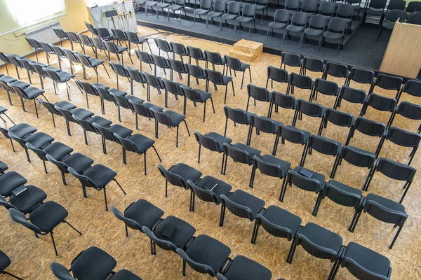 Empty chairs in the assembly hall are arranged in rows, top view — Stock Photo, Image