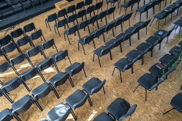 Leere Stühle in der Aula reihen sich aneinander, Draufsicht — Stockfoto