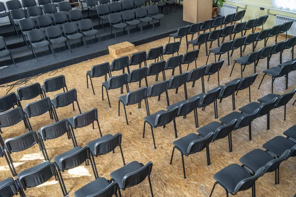 Empty chairs in the assembly hall are arranged in rows, top view — Stock Photo, Image