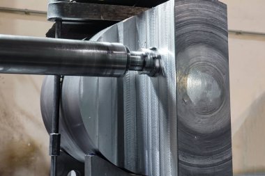 Cnc delik işleme makinesinde parçaların işlenmesi, talaşlar makinenin üzerinde.