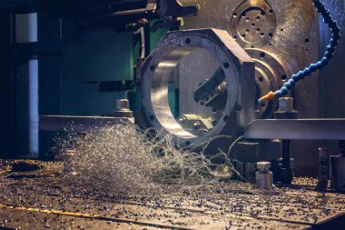 Cnc delik işleme makinesinde parçaların işlenmesi, talaşlar makinenin üzerinde.