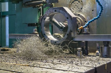 Cnc delik işleme makinesinde parçaların işlenmesi, talaşlar makinenin üzerinde.